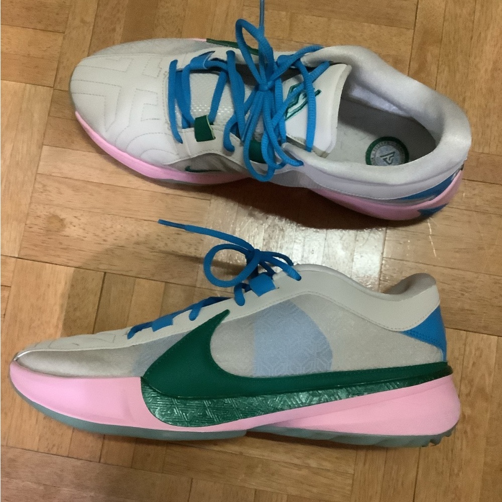 Low top sneakers
